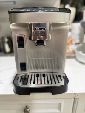 De'Longhi Magnifica EVO Silver Automatic Espresso Machine